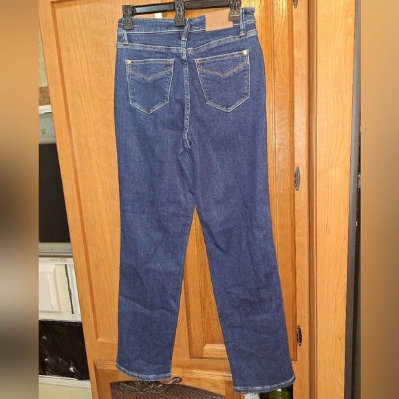 A pair of Judy Blue straight leg high waist in a size 3/26. NWT. 29" inseam - Picture 2 of 7